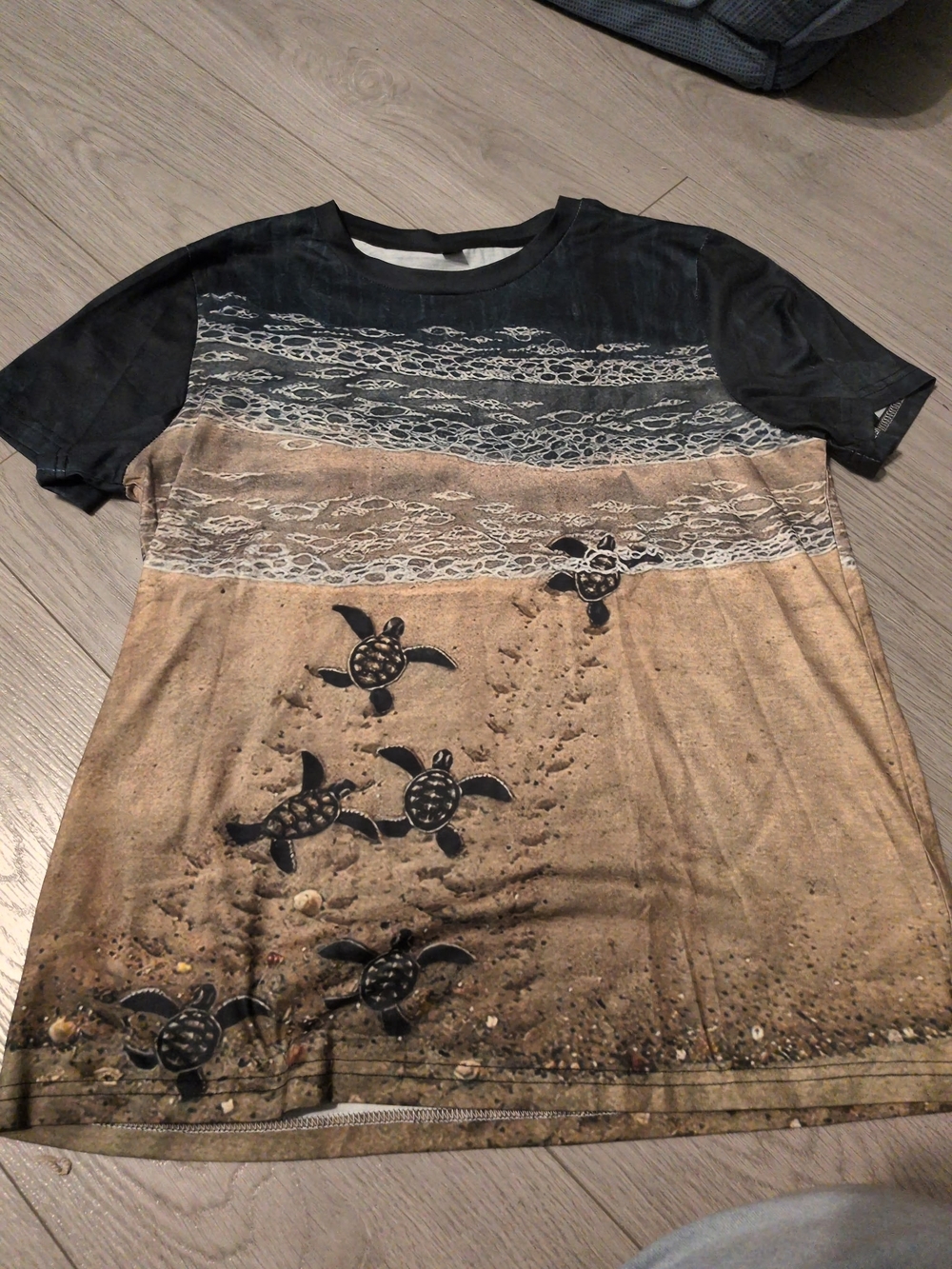Sea Turtle Beach Graphic Tee in Black and Tan
